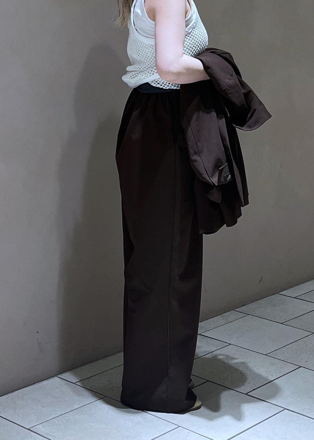 ブラック系のショルダーバッグ、ブラウン系のその他パンツ、ブルー系のニット/セーターを着用したレディースの春コーディネートの10枚目の写真