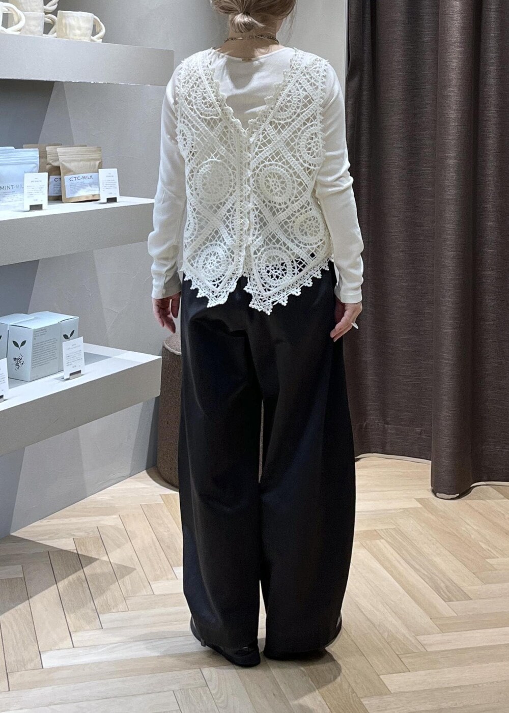 ベージュ系のシャツ/ブラウス、ホワイト系のベスト、ホワイト系のTシャツ/カットソーを着用したレディースの秋コーディネートの8枚目の写真