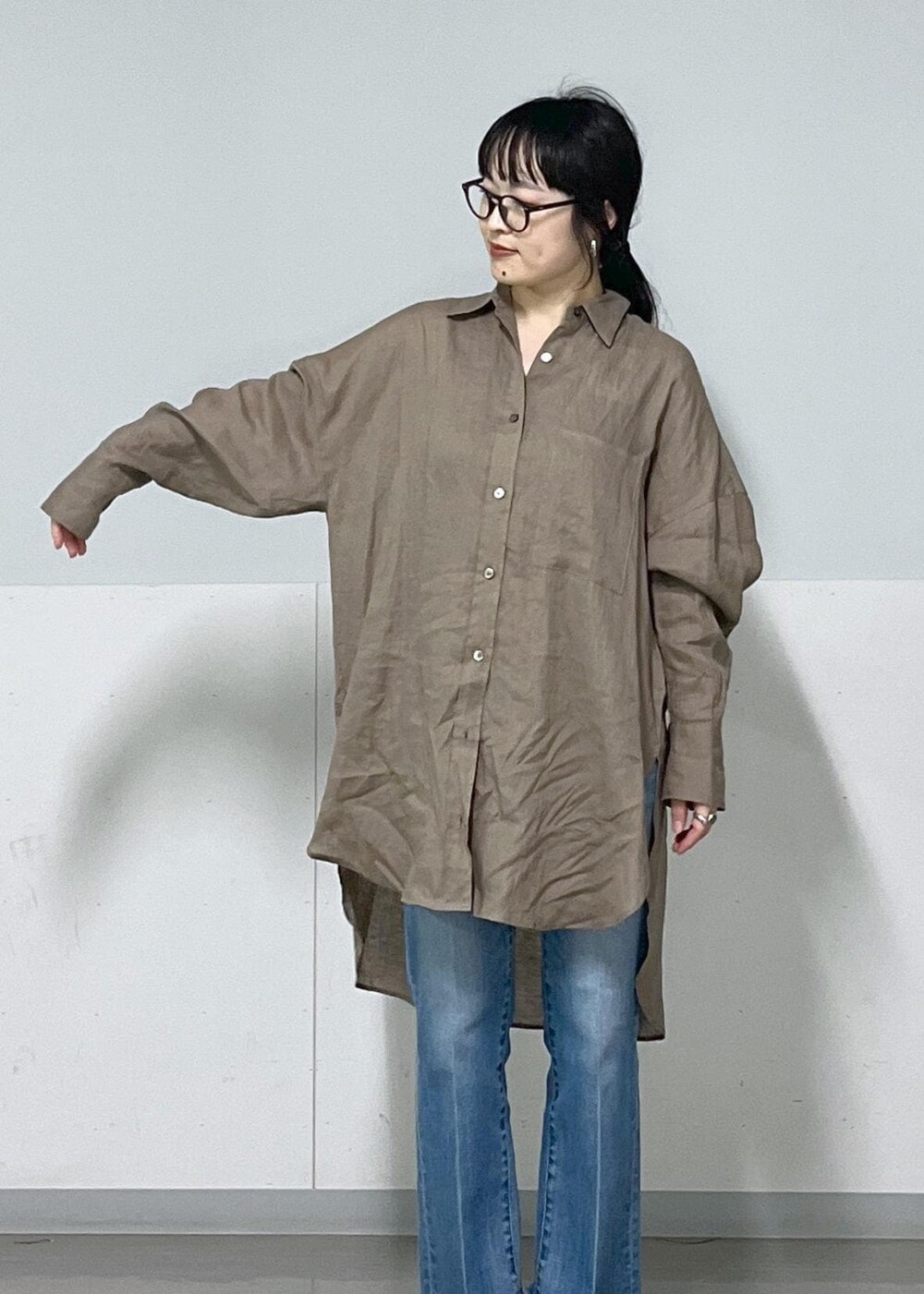 ブラック系のキャミソール、ブラック系のカーディガン/ボレロ、グリーン系のシャツ/ブラウスを着用したレディースの春コーディネートの7枚目の写真