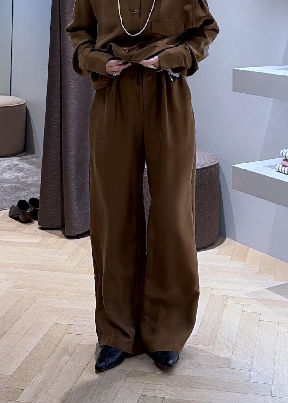 ブラウン系のその他パンツ、ブラウン系のシャツ/ブラウス、ブラック系のその他シューズを着用したレディースの秋コーディネートの10枚目の写真