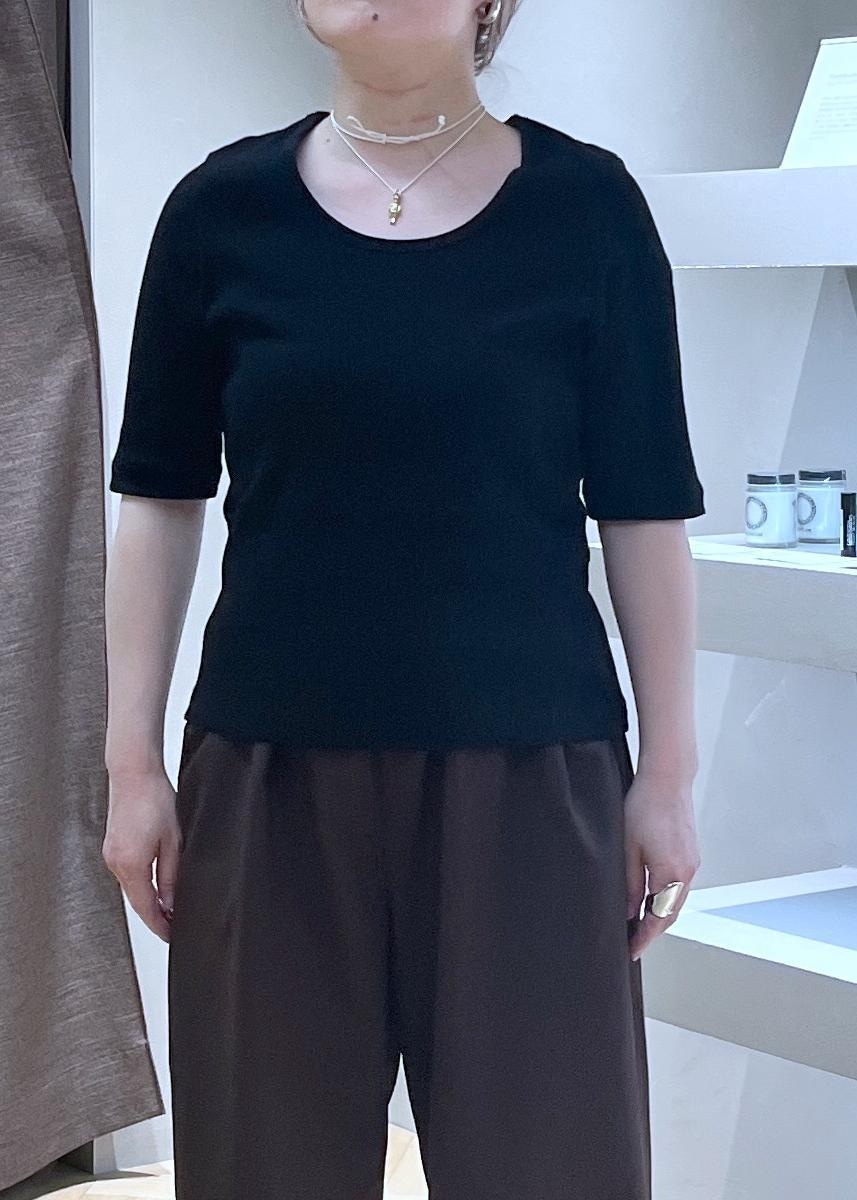 ホワイト系のブルゾン、ホワイト系のスカート、イエロー系のトートバッグを着用したレディースの春コーディネートの6枚目の写真