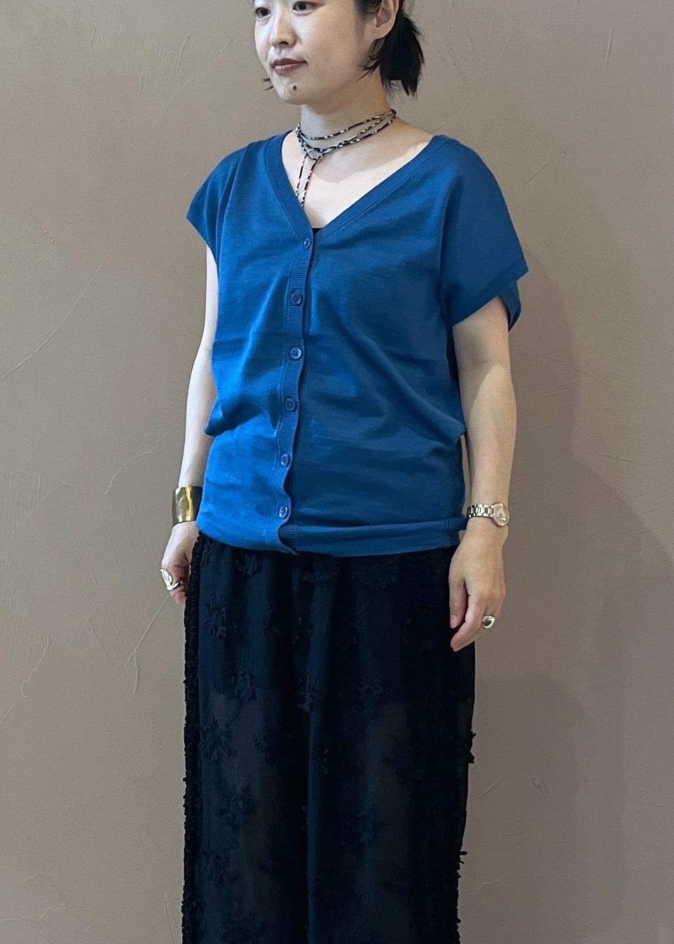 ブラック系のサンダル、ブルー系のカーディガン/ボレロ、ベージュ系のボストンバッグを着用したレディースの夏コーディネートの5枚目の写真