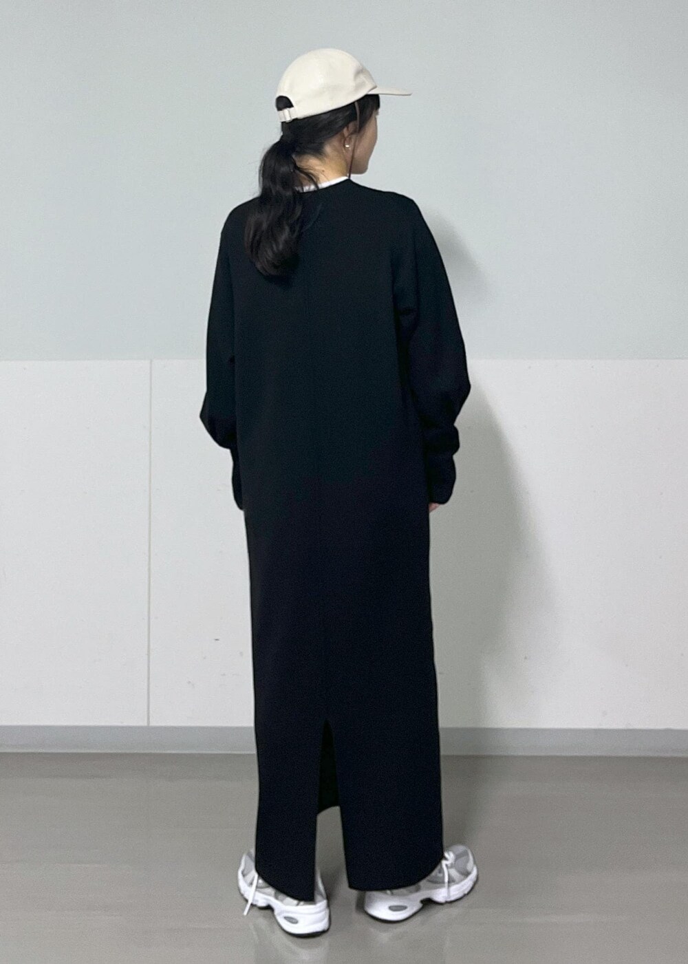 ホワイト系のTシャツ/カットソー、ブラック系のワンピース、グレー系のスニーカーを着用したレディースの秋コーディネートの5枚目の写真