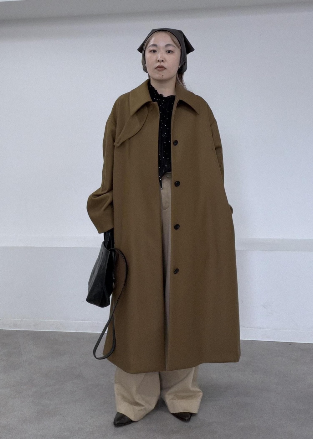 ベージュ系のその他パンツ、ブラック系のシャツ/ブラウス、イエロー系のステンカラーコートを着用したレディースの夏コーディネートの2枚目の写真