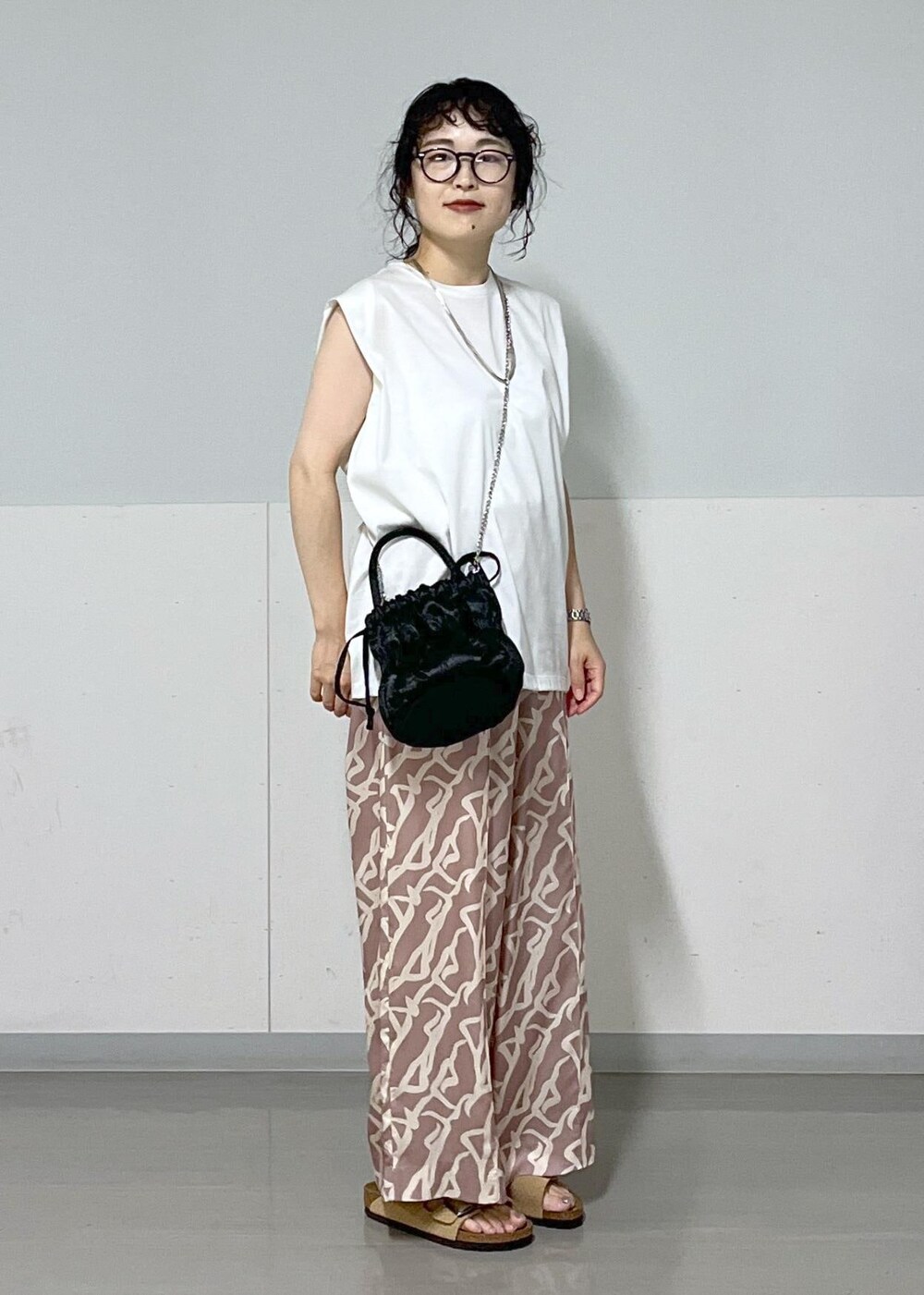 イエロー系のその他パンツ、ホワイト系のTシャツ/カットソー、ホワイト系のスカートを着用したレディースの夏コーディネートの7枚目の写真