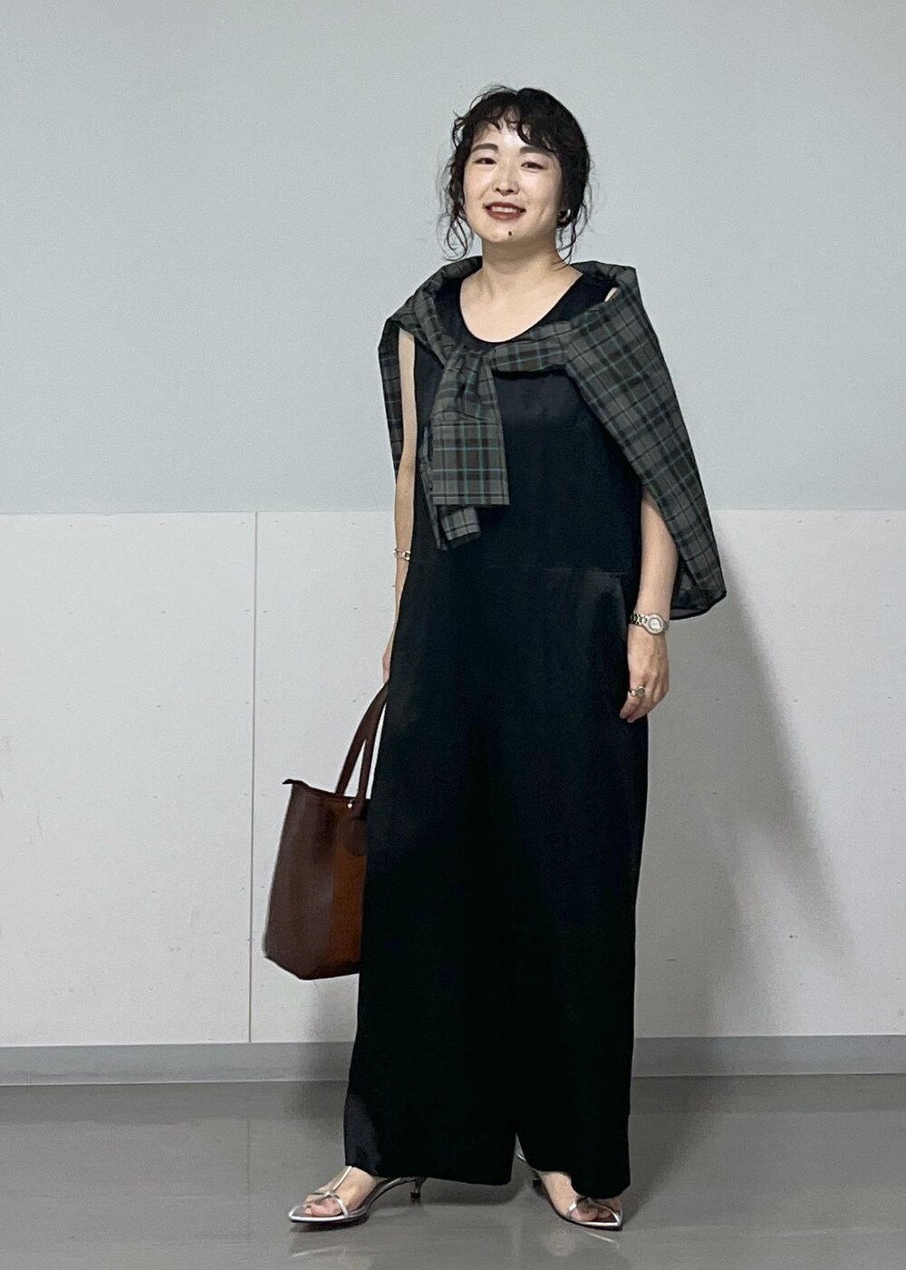 シルバー系のサンダル、ブラック系のつなぎ/オールインワン、ブルー系のシャツ/ブラウスを着用したレディースの夏コーディネートの2枚目の写真