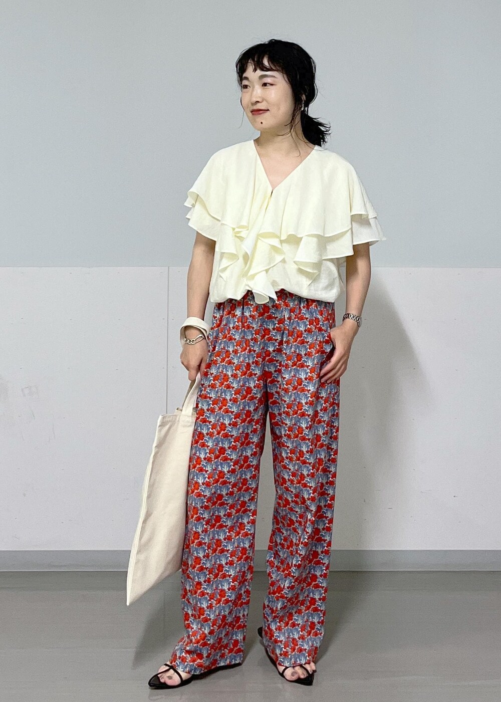 ブラック系のサンダル、ブルー系のその他パンツ、ホワイト系のシャツ/ブラウスを着用したレディースの夏コーディネートの2枚目の写真