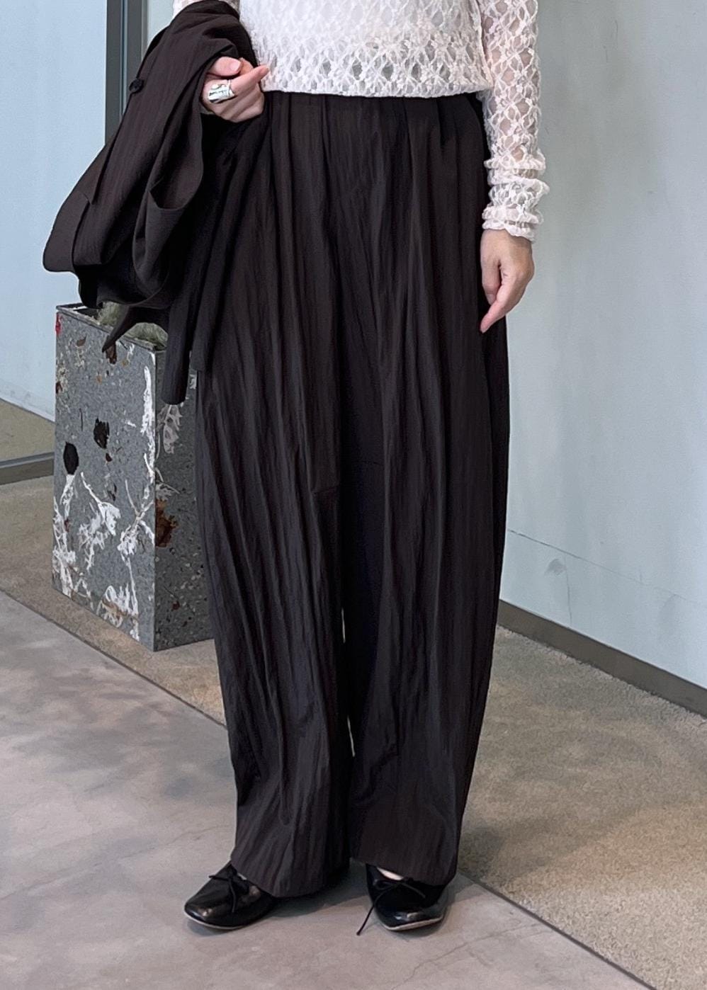 ホワイト系のその他トップス、ブラウン系のその他パンツ、ブルー系のシャツ/ブラウスを着用したレディースの夏コーディネートの6枚目の写真