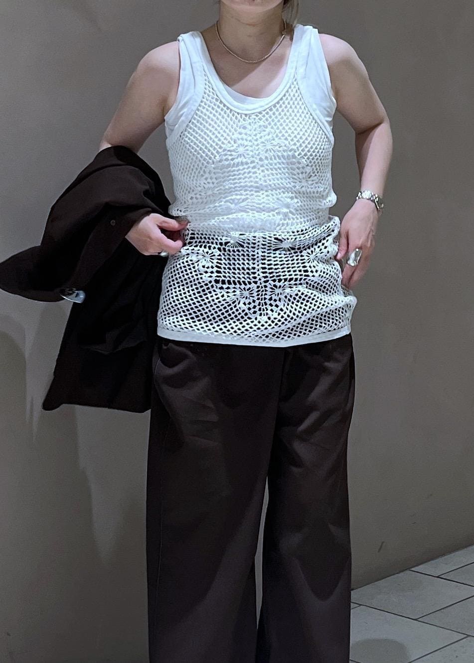 ブラック系のショルダーバッグ、ブラウン系のその他パンツ、ブラウン系のテーラードジャケットを着用したレディースの春コーディネートの3枚目の写真