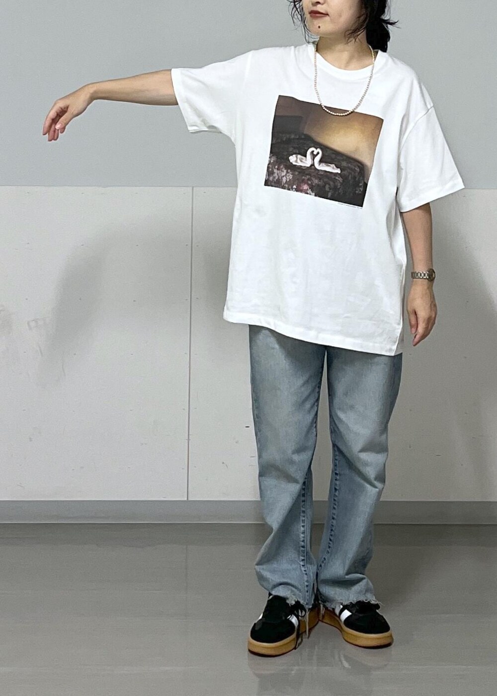 ホワイト系のTシャツ/カットソー、ホワイト系のスカート、ブラウン系のハンドバッグを着用したレディースの夏コーディネートの8枚目の写真