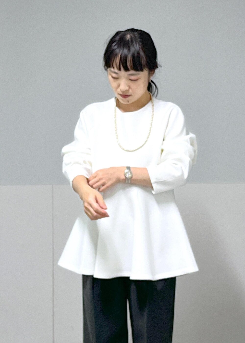 ブラック系のその他パンツ、ブラック系のハンドバッグ、ブラック系のブーツを着用したレディースの秋コーディネートの7枚目の写真