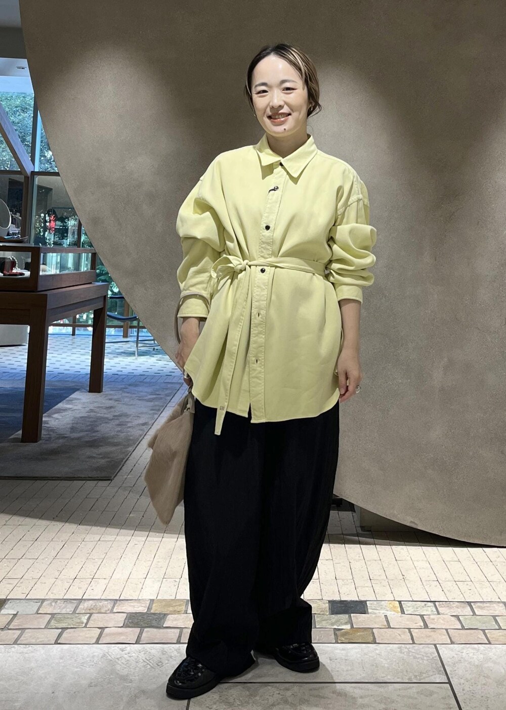 ブラック系のその他パンツ、ベージュ系のショルダーバッグを着用したレディースの秋コーディネートの2枚目の写真