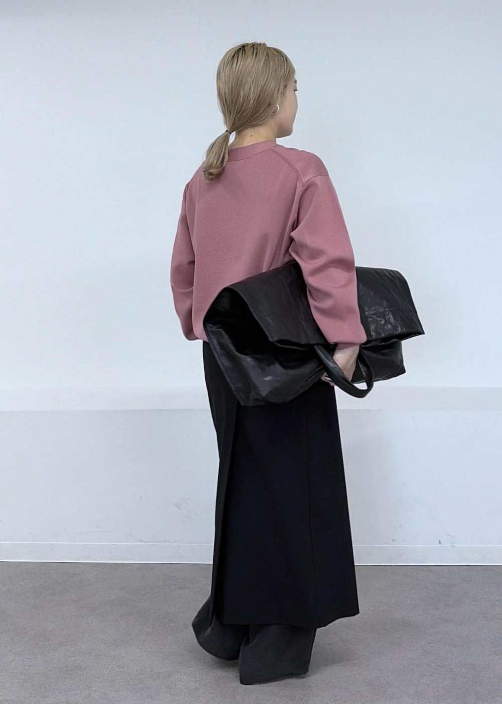 ピンク系のカーディガン/ボレロ、ブラック系のシャツ/ブラウス、ブラック系のスカートを着用したレディースの夏コーディネートの3枚目の写真