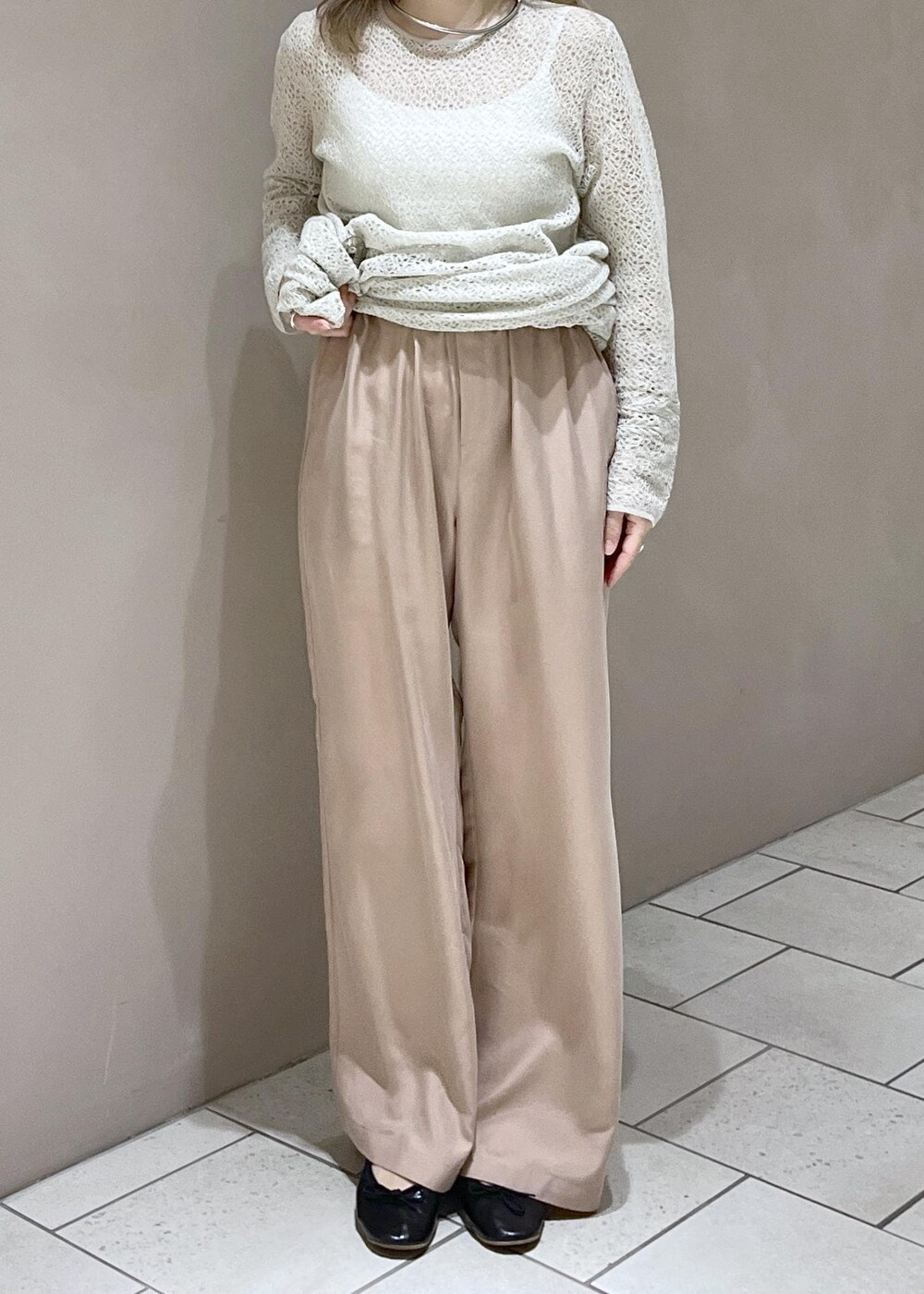 ブラック系のハンドバッグ、グレー系のワンピース、ピンク系のその他パンツを着用したレディースの秋コーディネートの5枚目の写真