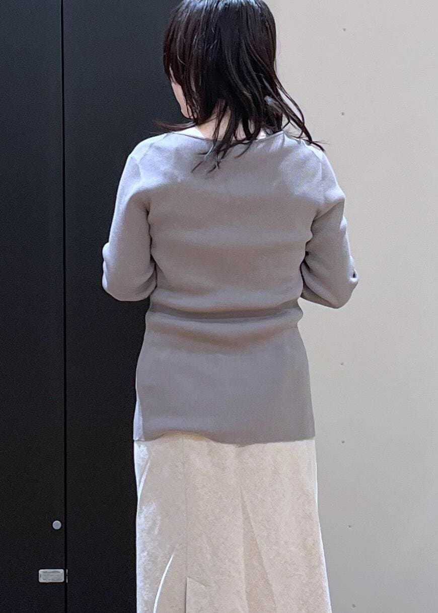 ブラック系のボストンバッグ、ベージュ系のパンプス、ベージュ系のスカートを着用したレディースの冬コーディネートの7枚目の写真