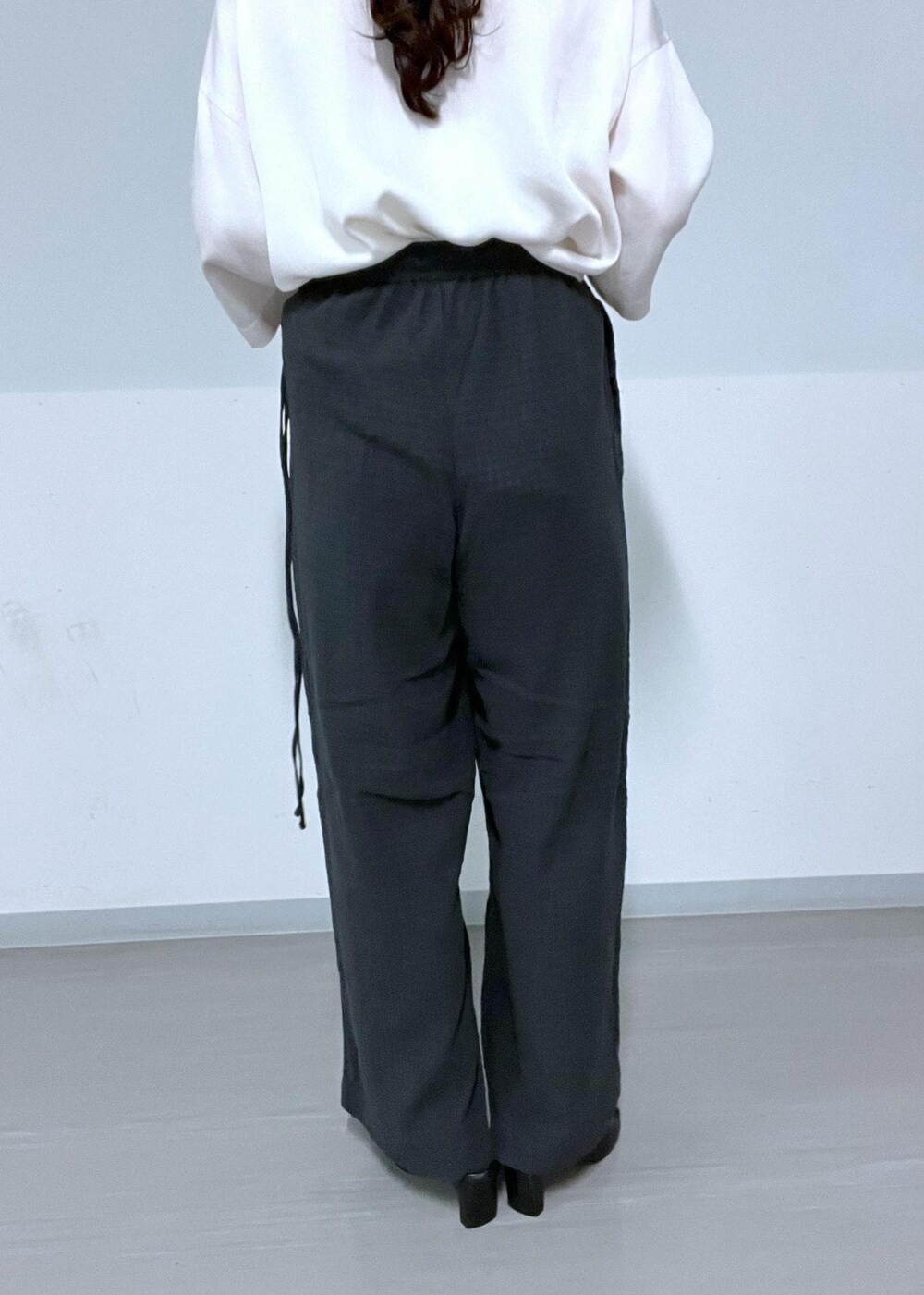 ホワイト系のTシャツ/カットソー、ブラック系のサンダル、ブラック系のその他パンツを着用したレディースの夏コーディネートの9枚目の写真