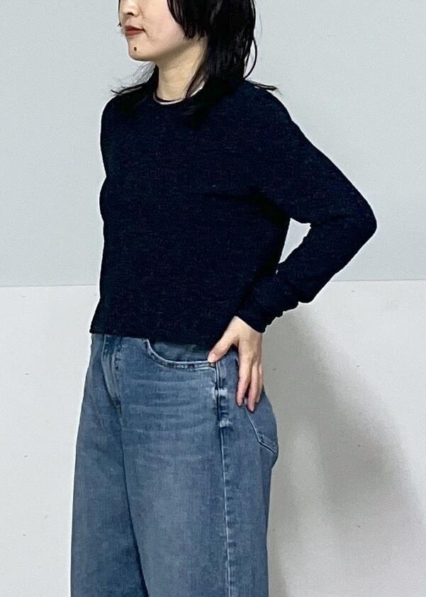 ブラック系のパンプス、ブルー系のデニムパンツ、ホワイト系のカーディガン/ボレロを着用したレディースの冬コーディネートの7枚目の写真