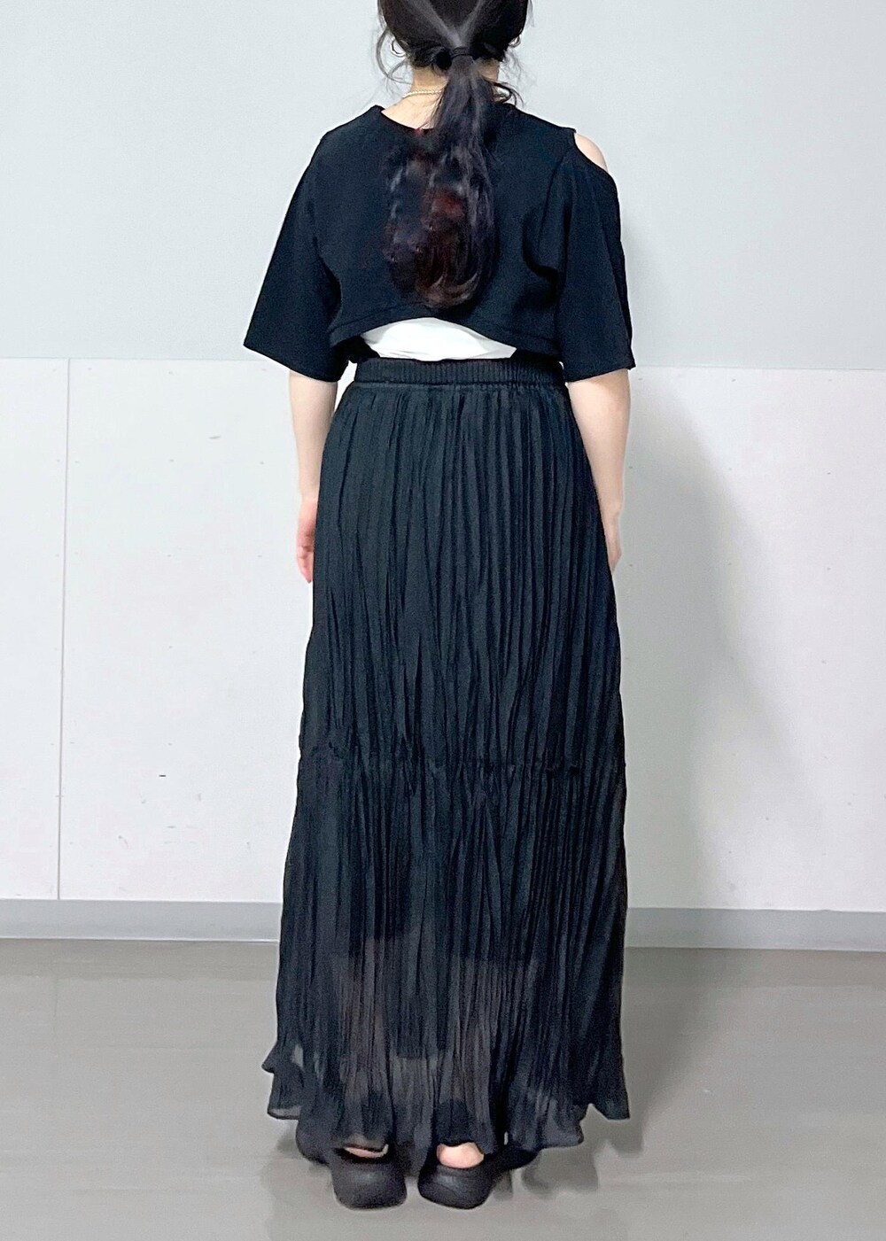 ブラック系のトートバッグ、ブラック系のTシャツ/カットソー、ブラック系のサンダルを着用したレディースの春コーディネートの6枚目の写真