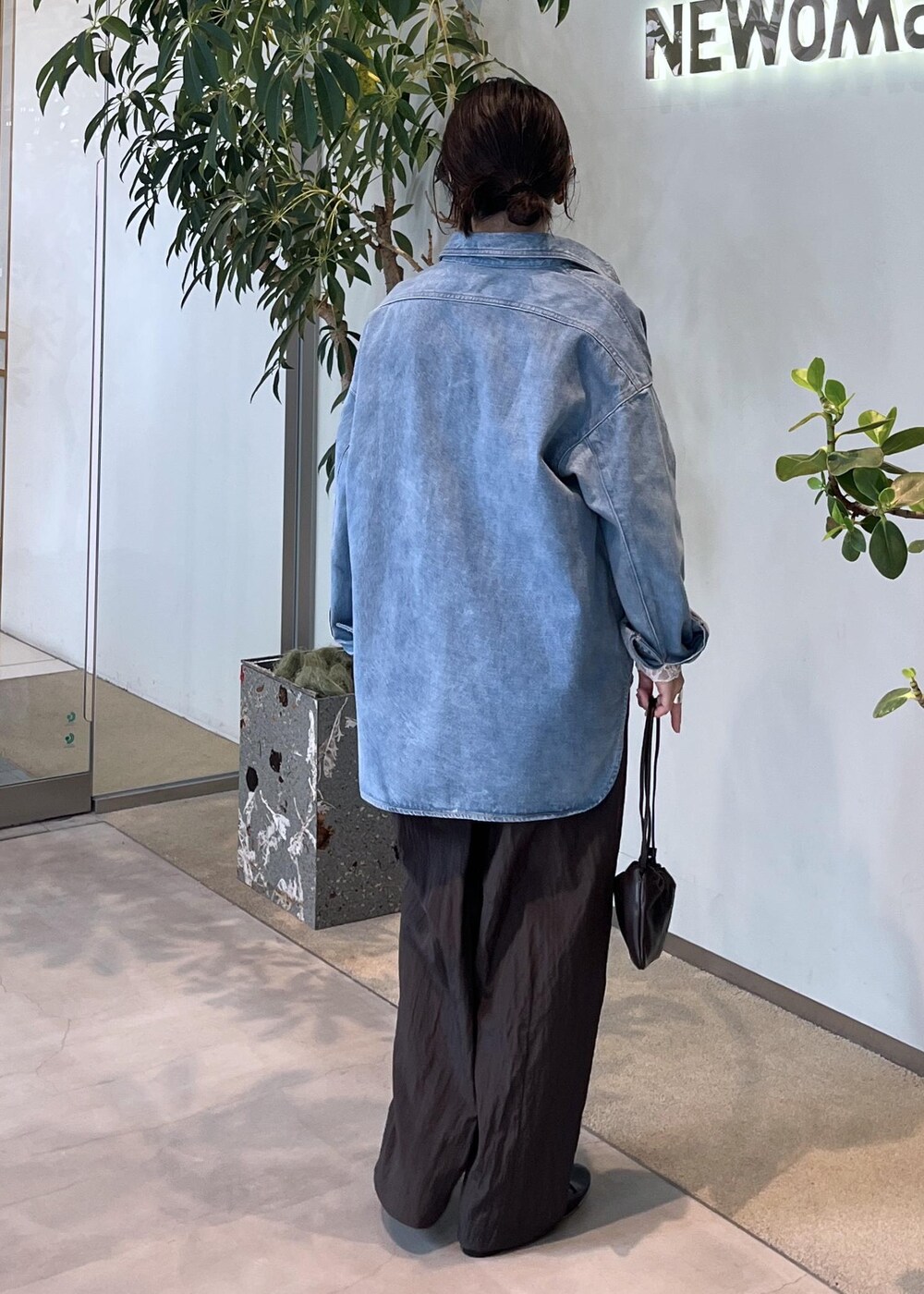 ホワイト系のその他トップス、ブラウン系のその他パンツ、ブルー系のシャツ/ブラウスを着用したレディースの夏コーディネートの3枚目の写真