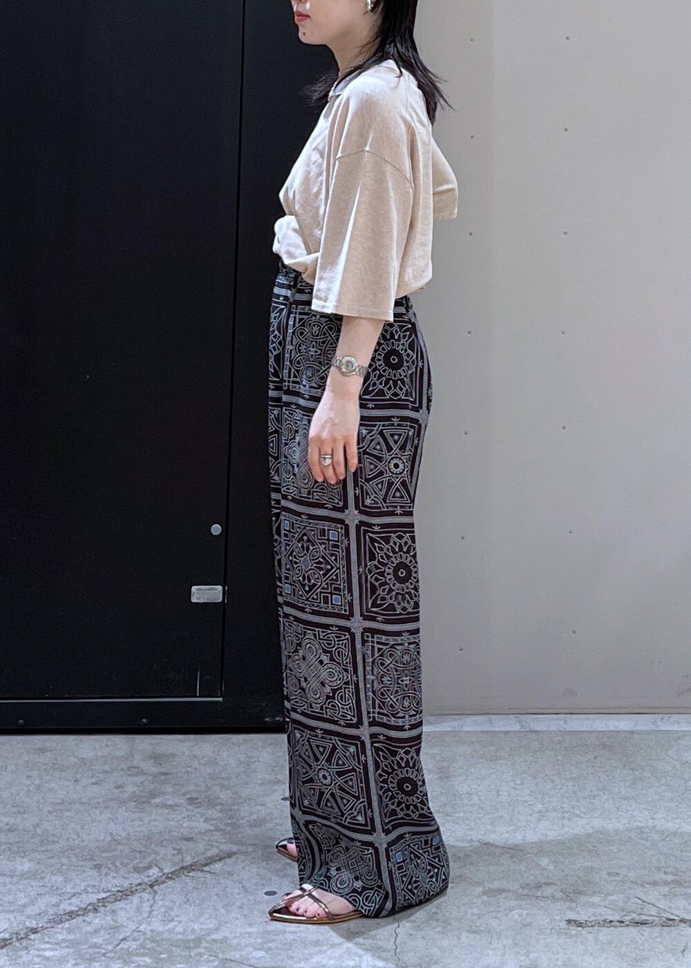 ベージュ系のタンクトップ、ベージュ系のTシャツ/カットソー、ブラック系のその他パンツを着用したレディースの春コーディネートの7枚目の写真