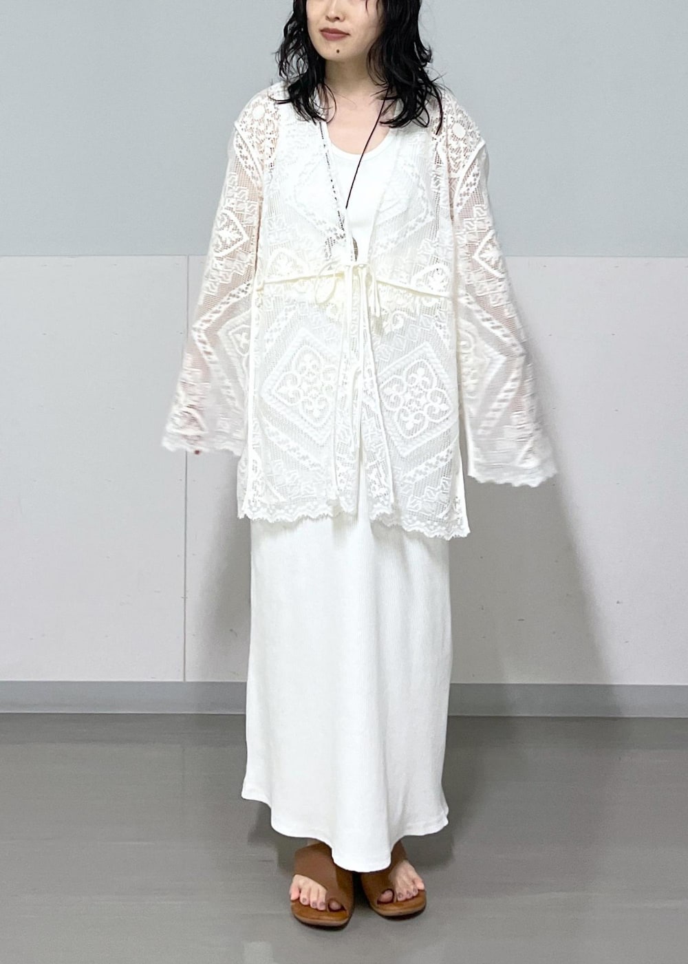 「レース、サロンアダムエロペ、SALON adam et ropé、24SS夏の新作、低身長、骨格ウェーブ、イエベ、きれいめカジュアル、セットアップ対応、春ファッション、夏ファッション」｜「SALON adam et rope'のスカラップレースジャケット/ガウン カーディガン（ノーカラージャケット、ホワイト系）」を使った、kinoさん（レディース・152cm）の夏コーディネートの4枚目の写真