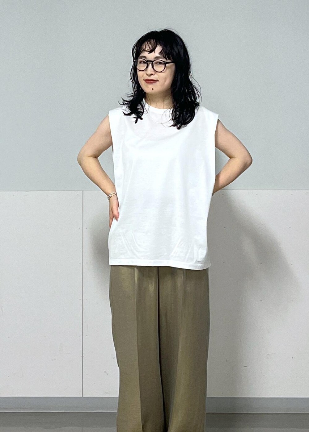 ベージュ系のキャミソール、ブラック系のサンダル、グレー系のその他パンツを着用したレディースの夏コーディネートの8枚目の写真
