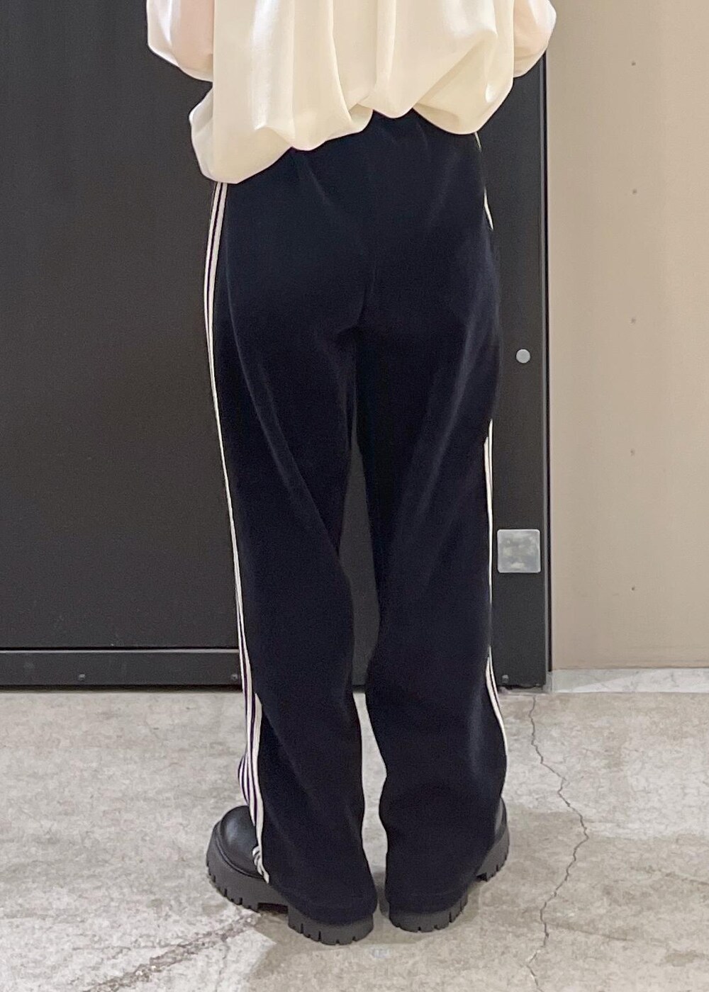 ブラック系のブーツ、ホワイト系のシャツ/ブラウス、ホワイト系のハンドバッグを着用したレディースの冬コーディネートの9枚目の写真