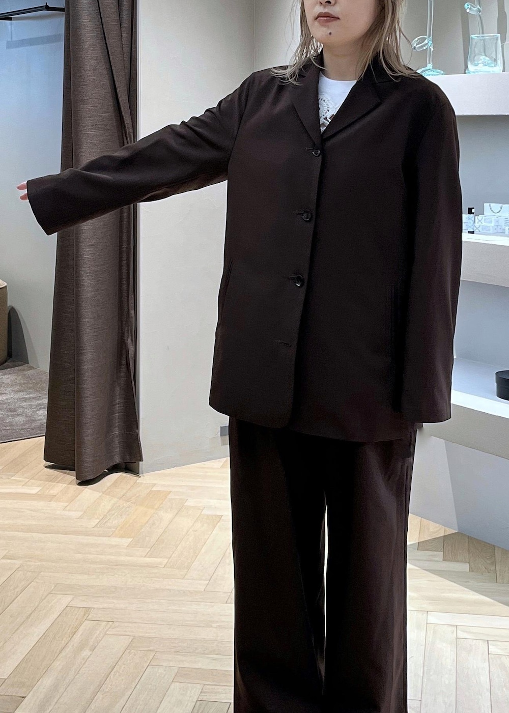 イエロー系のその他シューズ、ブラウン系のその他パンツ、ブラウン系のテーラードジャケットを着用したレディースの春コーディネートの4枚目の写真