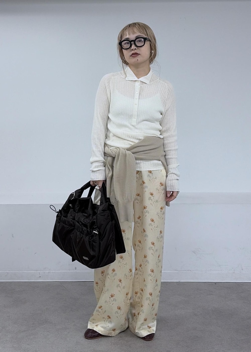 ベージュ系のピーコート、ベージュ系のその他パンツ、ホワイト系のTシャツ/カットソーを着用したレディースの秋コーディネートの5枚目の写真