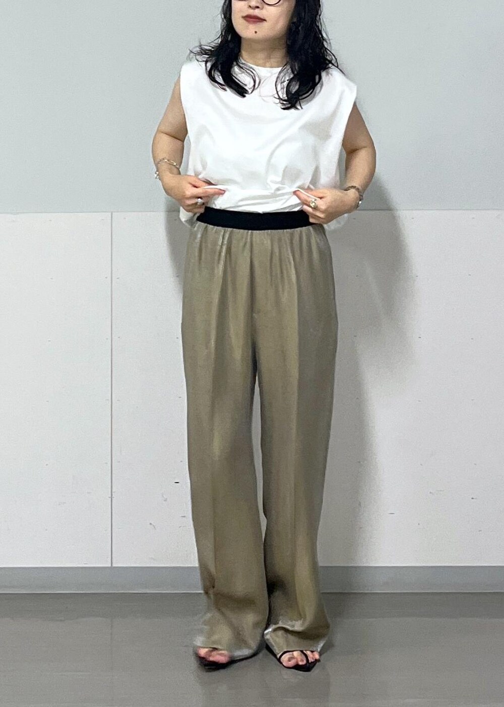 ベージュ系のキャミソール、ブラック系のサンダル、グレー系のその他パンツを着用したレディースの夏コーディネートの5枚目の写真
