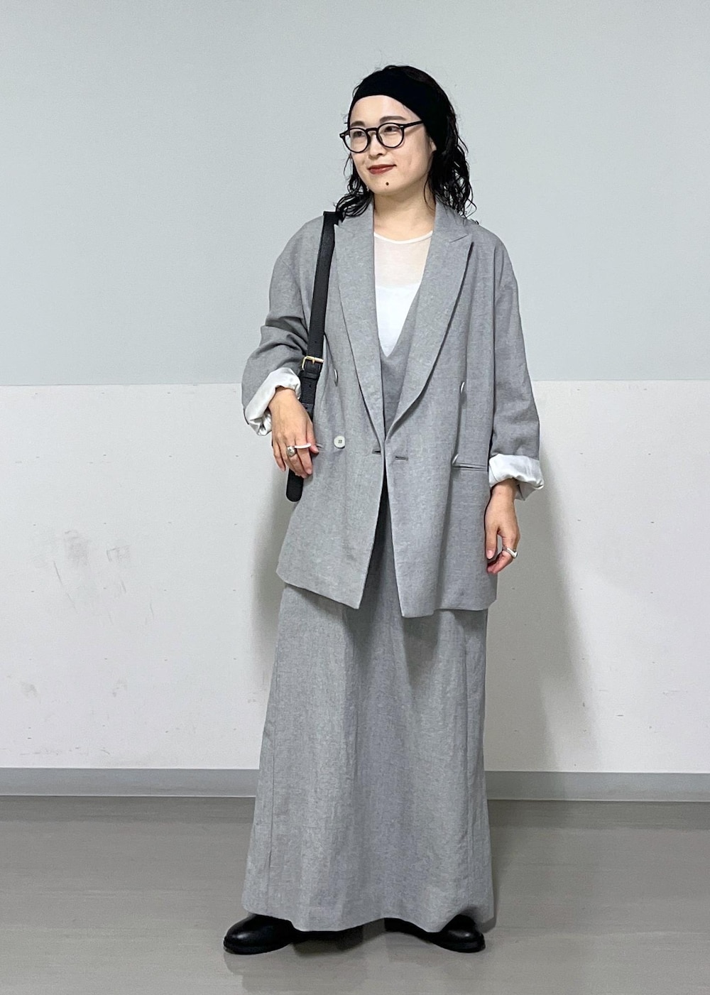 「ロングブーツ、グレー、ジャケット、オーバーサイズ、セットアップ、ロング丈、Vネック、オールインワン、レザーシューズ、初秋コーデ、秋コーデ、初冬コーデ、お仕事コーデ、授業参観日コーデ、デートコーデ」|「SALON adam et rope'のシアークルーネックロングスリーブTシャツ(Tシャツ/カットソー、ホワイト系)」を使った、kinoさん(レディース・152cm)の秋コーディネートの2枚目の写真