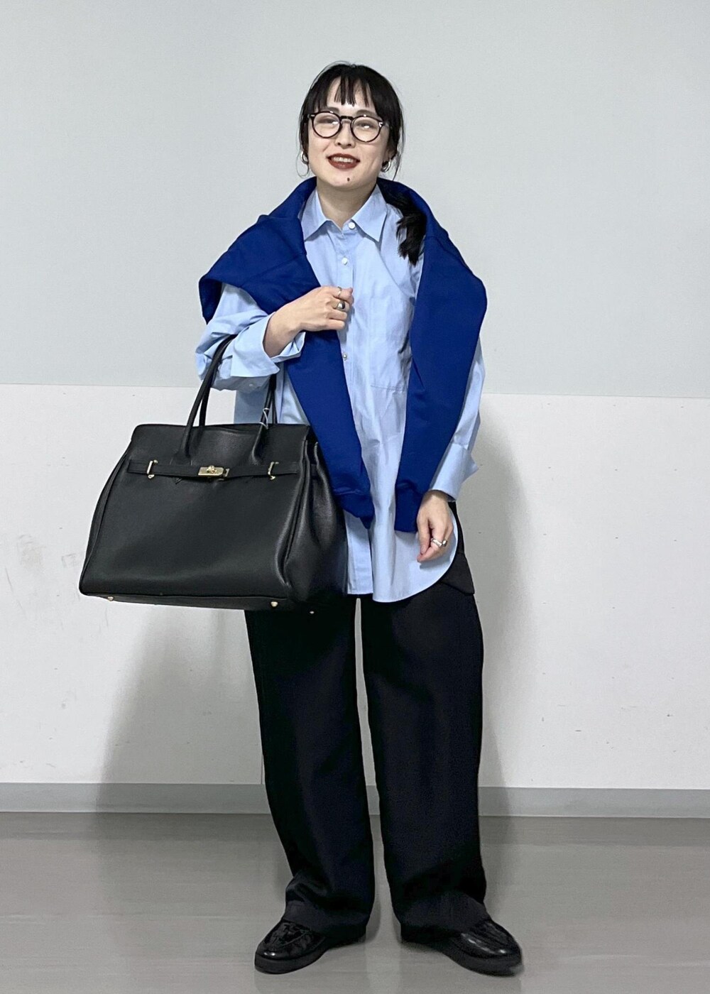 ブラック系のカーゴパンツ、ブルー系のスウェット、ブルー系のシャツ/ブラウスを着用したレディースの春コーディネートの2枚目の写真