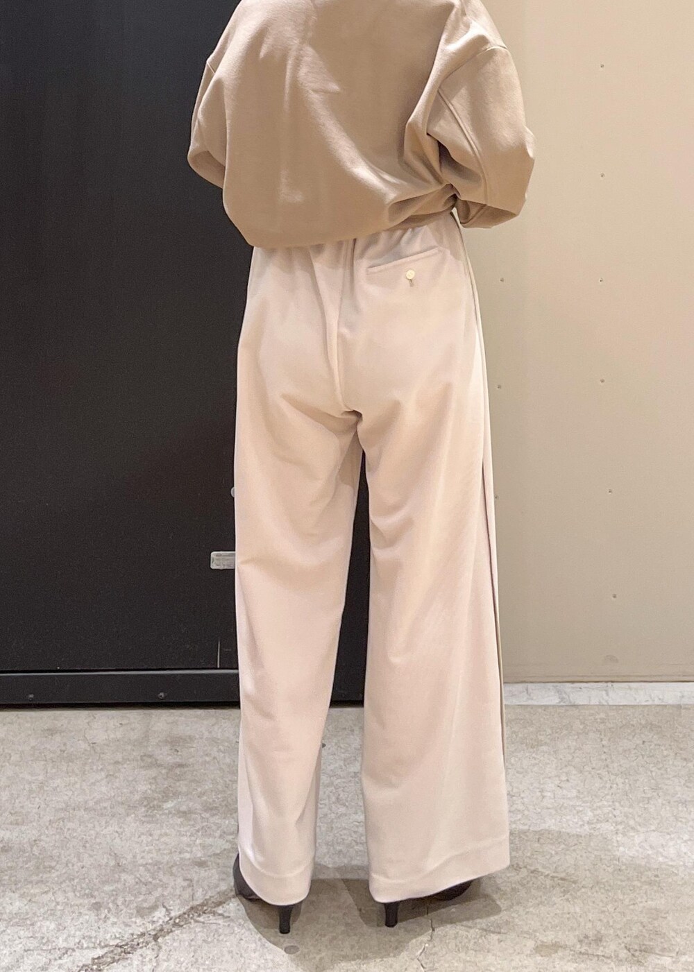 ブラック系のブーツ、イエロー系のワンピース、グレー系のブルゾンを着用したレディースの冬コーディネートの7枚目の写真