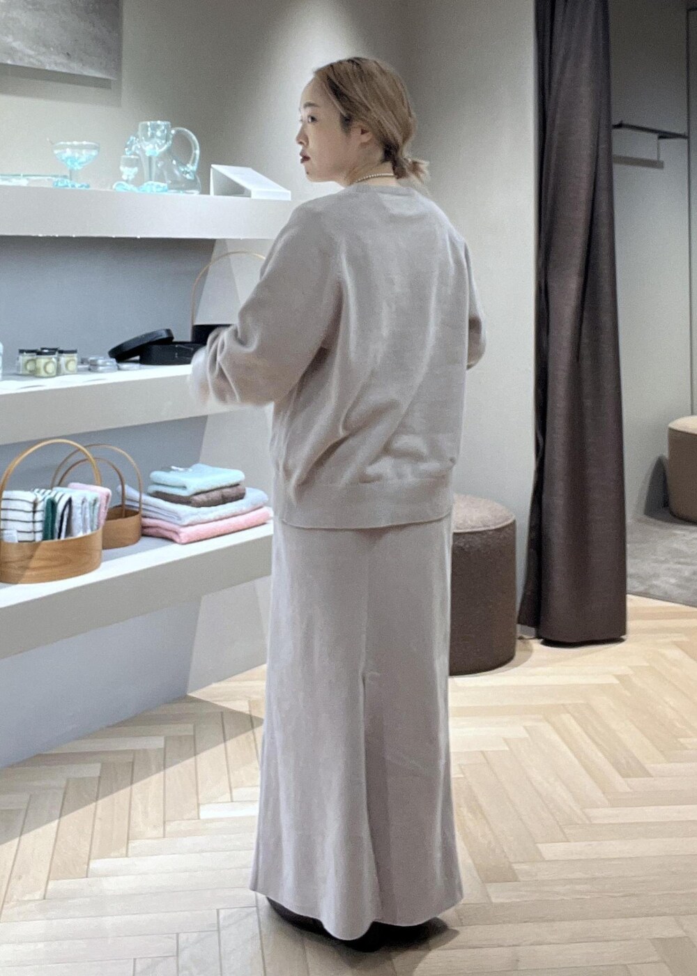 その他のパンプス、ホワイト系のTシャツ/カットソー、ベージュ系のニット/セーターを着用したレディースの冬コーディネートの5枚目の写真