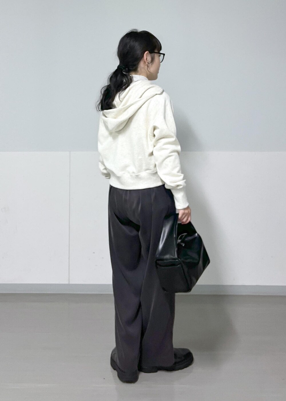 グレー系のその他パンツ、ブラック系のハンドバッグ、グレー系のTシャツ/カットソーを着用したレディースの秋コーディネートの4枚目の写真