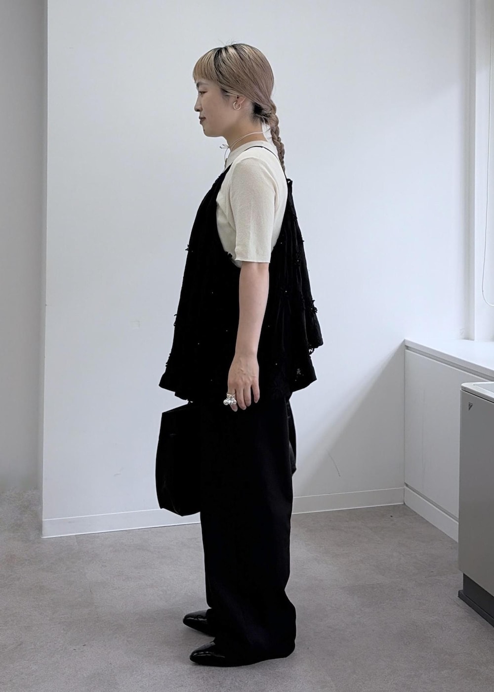 ホワイト系のTシャツ/カットソー、ブラック系のその他パンツ、ブラック系のキャミソールを着用したレディースの夏コーディネートの2枚目の写真