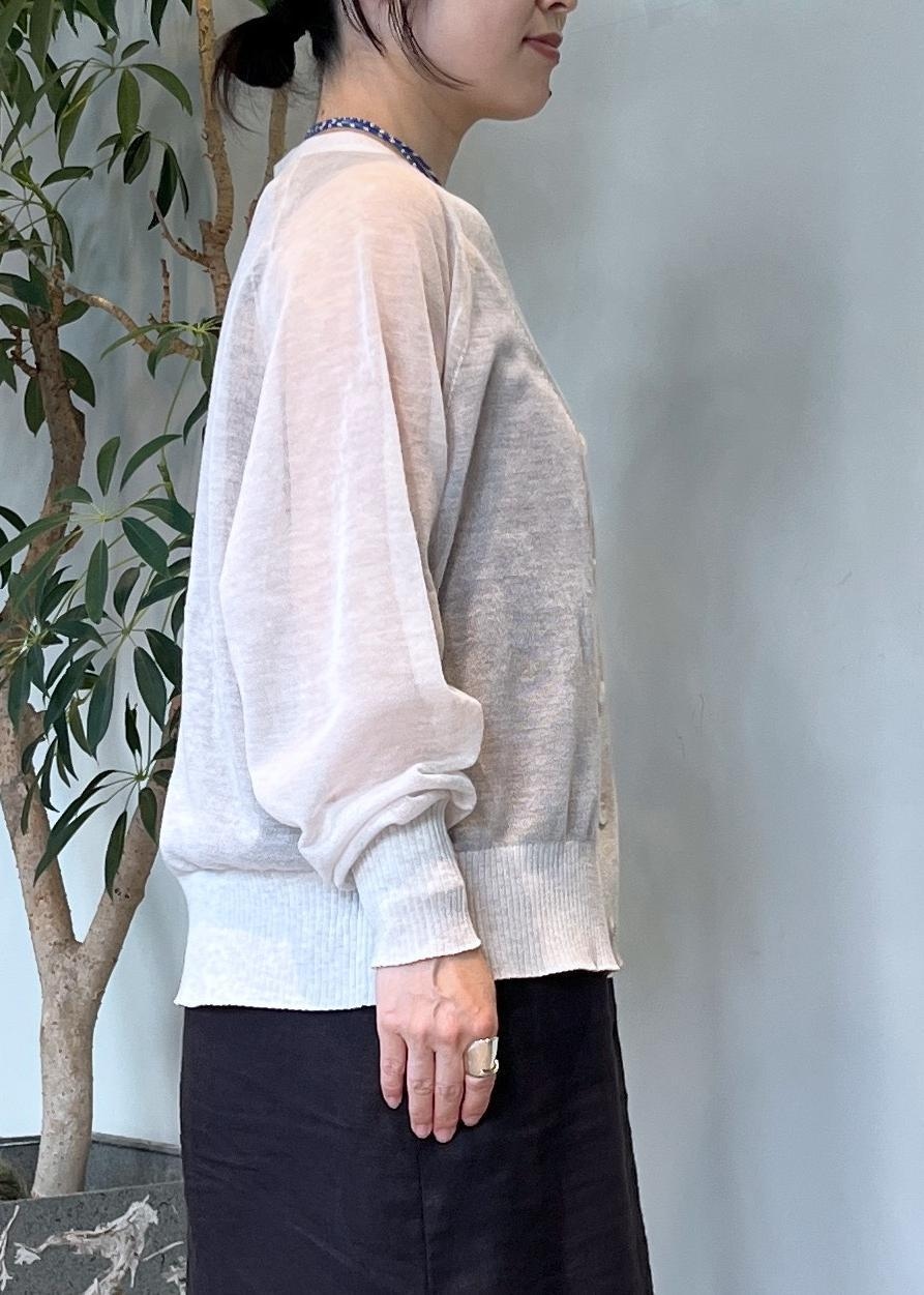 グレー系のカーディガン/ボレロ、ブラウン系のトートバッグ、ブラック系のジャンパースカートを着用したレディースの夏コーディネートの5枚目の写真
