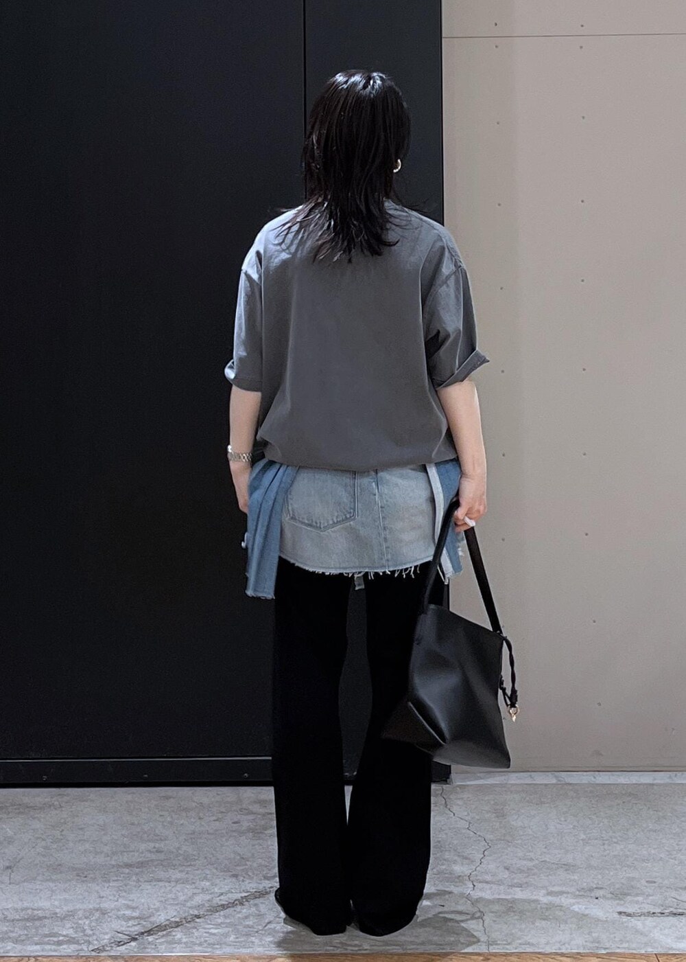 ブラック系のショルダーバッグ、ブラック系のその他パンツ、ベージュ系のTシャツ/カットソーを着用したレディースの春コーディネートの3枚目の写真