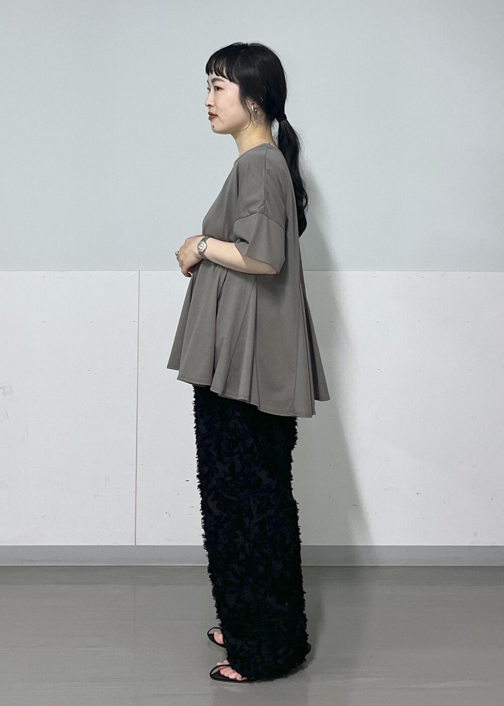 ブラック系のサンダル、ブラック系のショルダーバッグ、ブラック系のカーディガン/ボレロを着用したレディースの春コーディネートの5枚目の写真