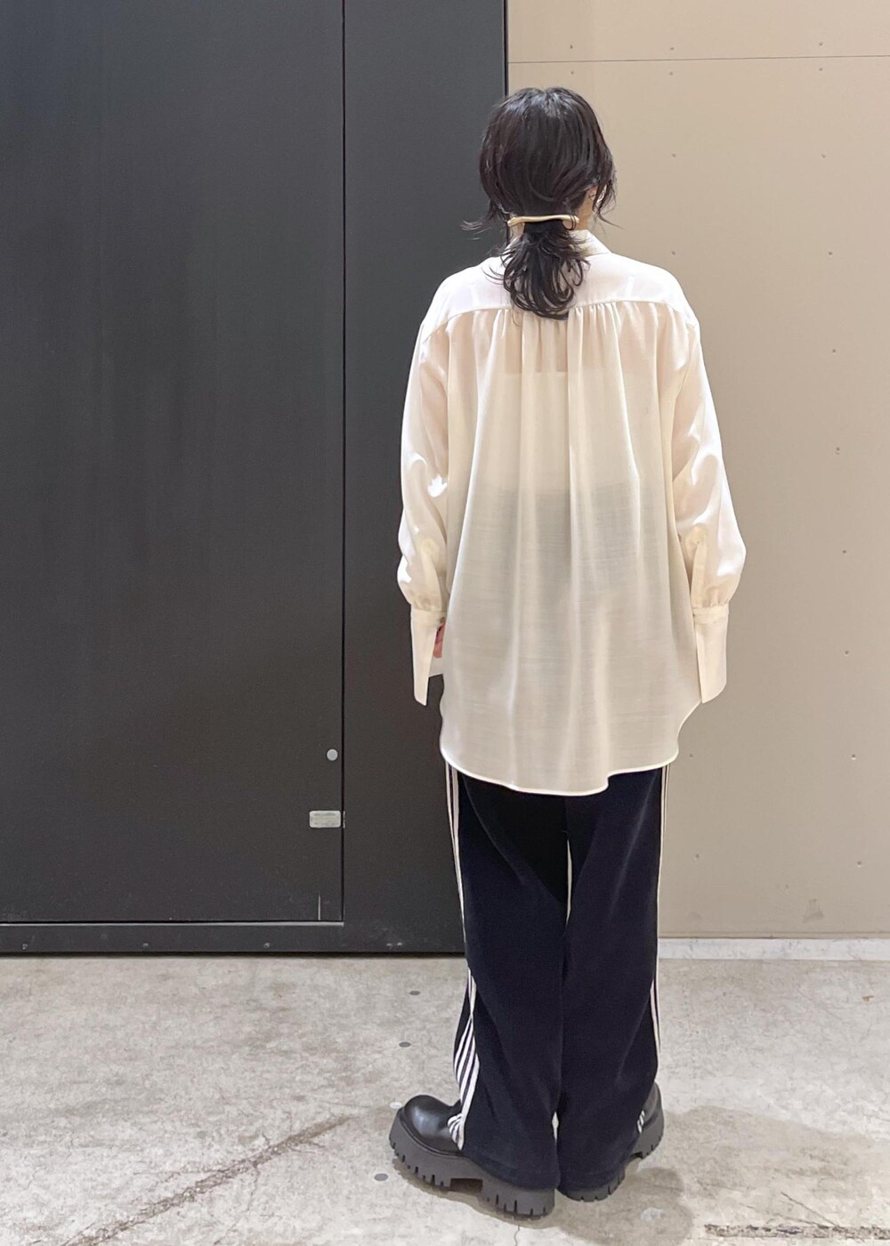 ブラック系のブーツ、ホワイト系のシャツ/ブラウス、ホワイト系のハンドバッグを着用したレディースの冬コーディネートの7枚目の写真