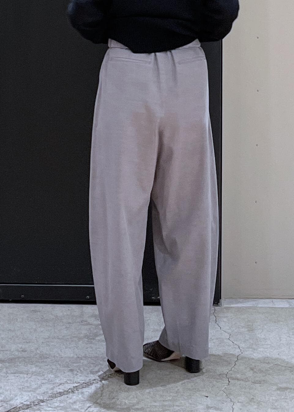 グリーン系のその他パンツ、ブラック系のテーラードジャケット、ホワイト系のTシャツ/カットソーを着用したレディースの春コーディネートの9枚目の写真