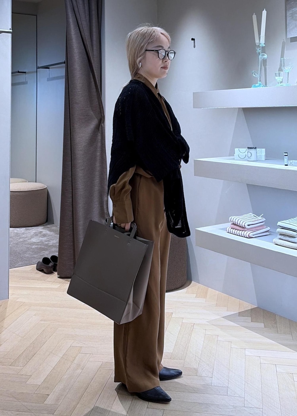 ブラウン系のその他パンツ、ブラウン系のシャツ/ブラウス、ブラック系のその他シューズを着用したレディースの秋コーディネートの3枚目の写真