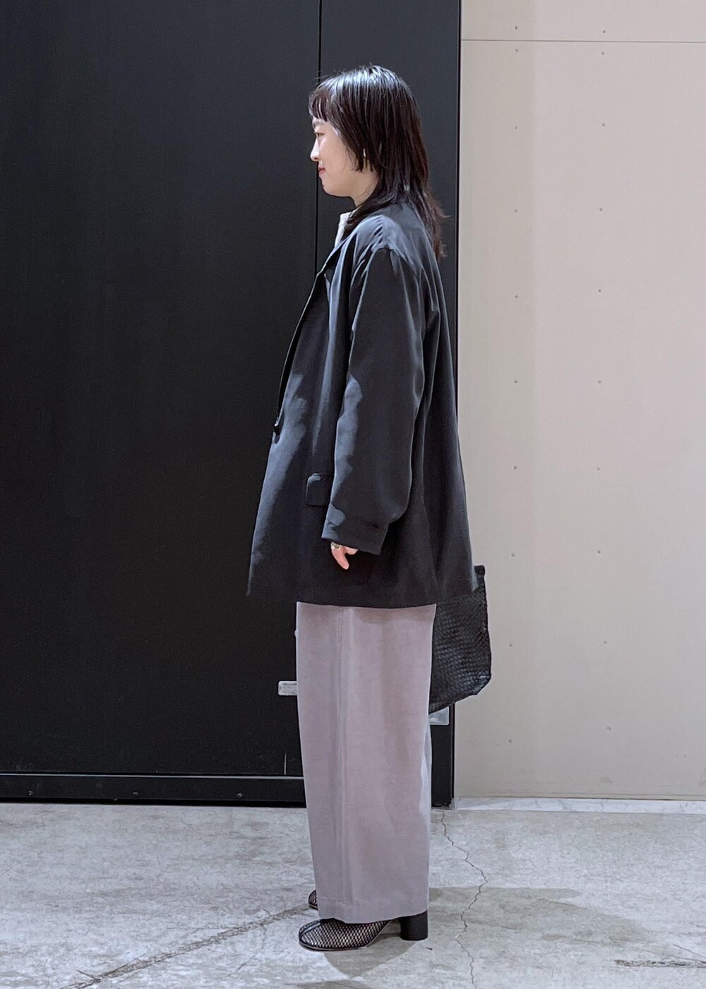 グリーン系のその他パンツ、ブラック系のテーラードジャケット、ホワイト系のTシャツ/カットソーを着用したレディースの春コーディネートの2枚目の写真