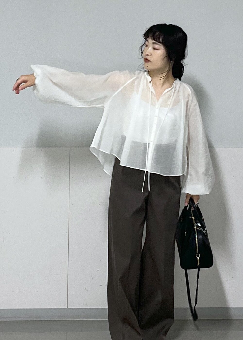 シルバー系のサンダル、ホワイト系のシャツ/ブラウス、ブラウン系のその他パンツを着用したレディースの夏コーディネートの4枚目の写真