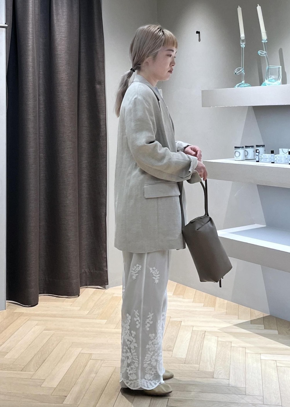 ベージュ系のショルダーバッグ、ベージュ系のその他パンツ、ベージュ系のテーラードジャケットを着用したレディースの春コーディネートの2枚目の写真