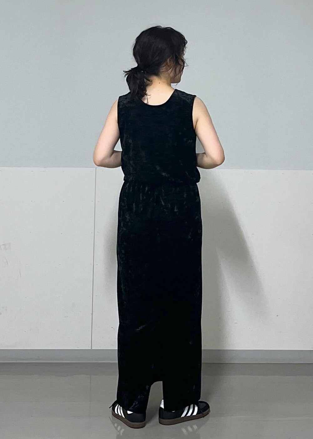 ブラック系のスカート、ブルー系のシャツ/ブラウス、ブラック系のタンクトップを着用したレディースの夏コーディネートの8枚目の写真