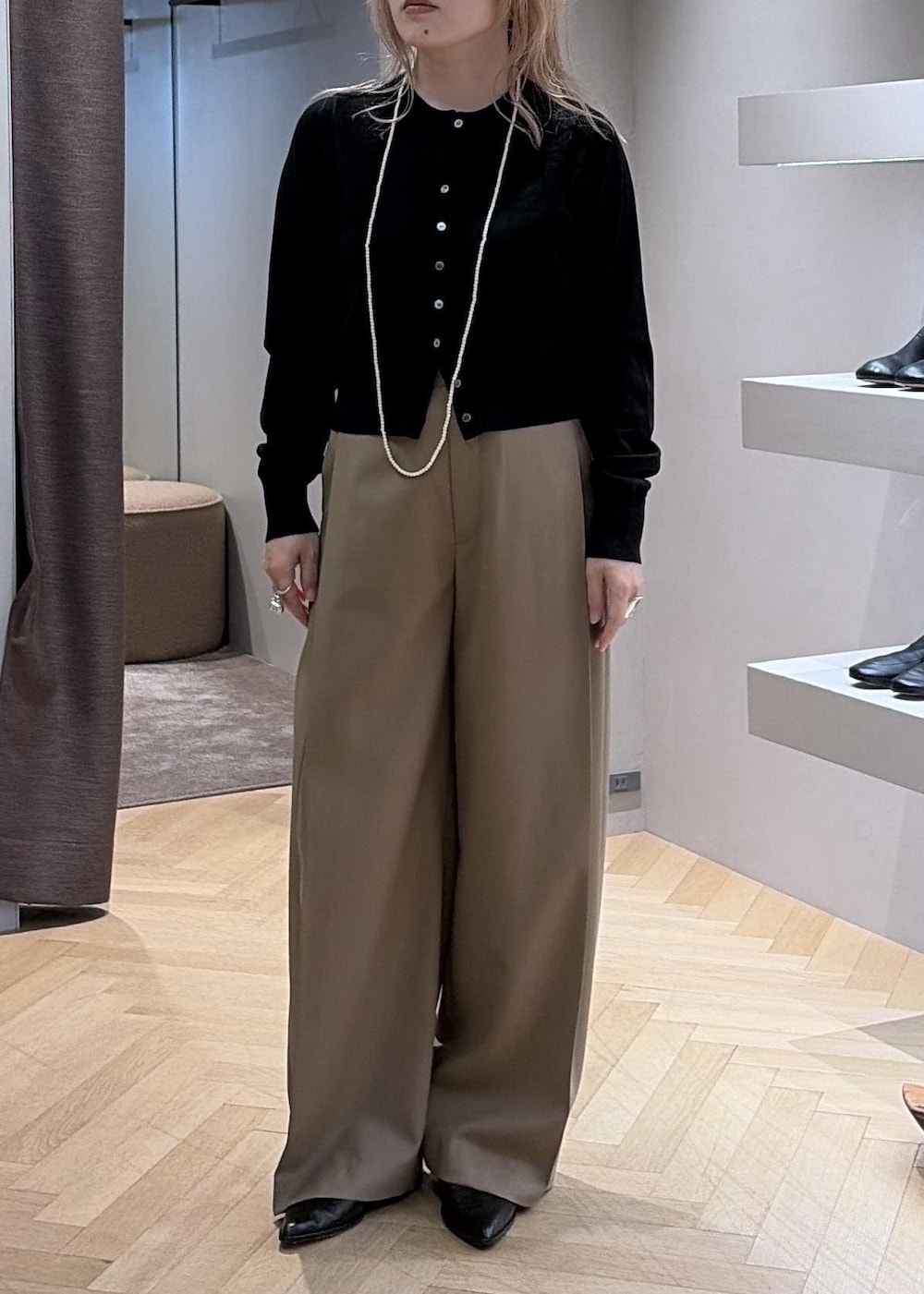 ベージュ系のその他パンツ、ブラック系のその他シューズ、ブラック系のカーディガン/ボレロを着用したレディースの秋コーディネートの4枚目の写真