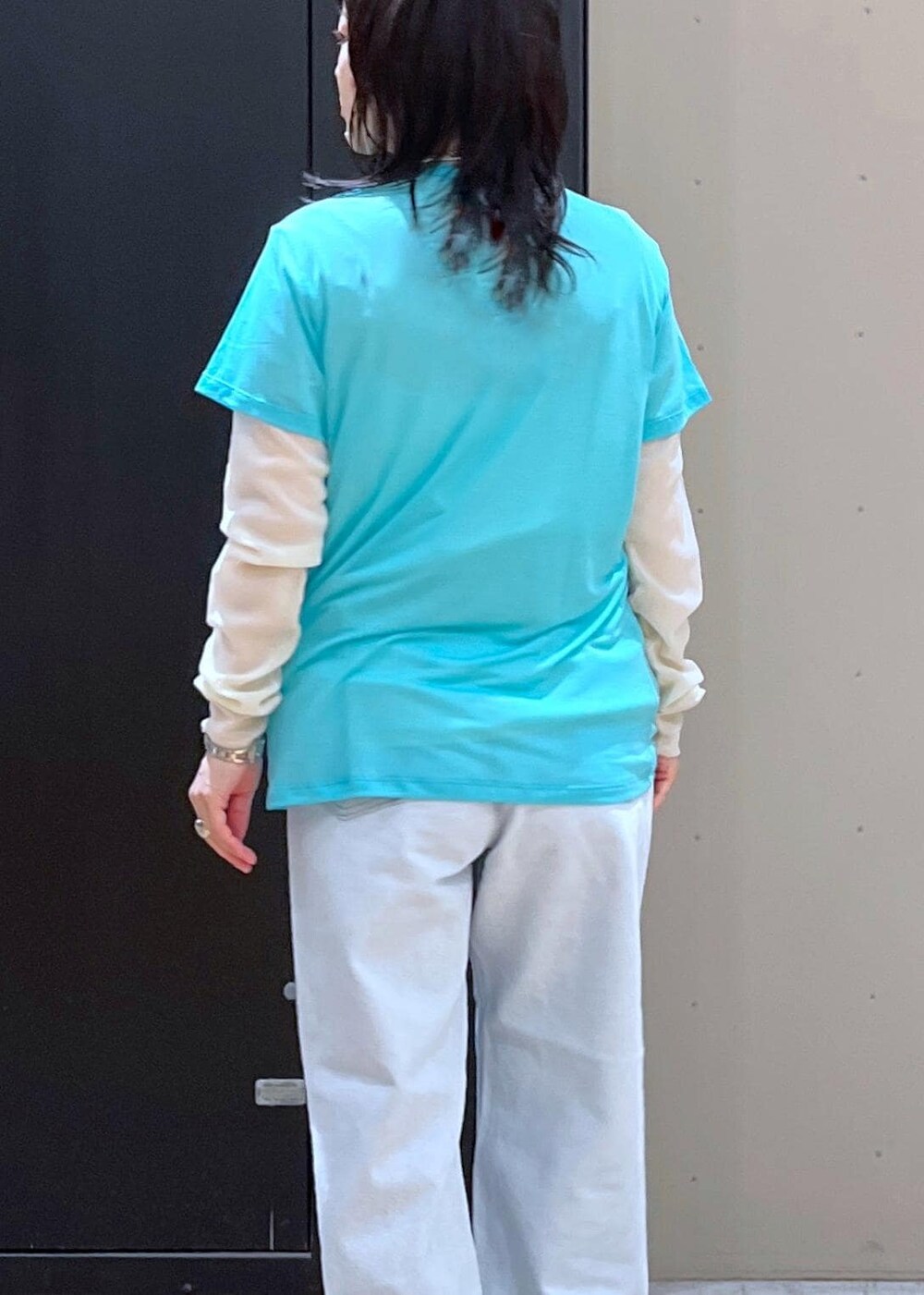 グリーン系のショルダーバッグ、ブラック系のサロペット/オーバーオール、ブルー系のTシャツ/カットソーを着用したレディースの冬コーディネートの6枚目の写真