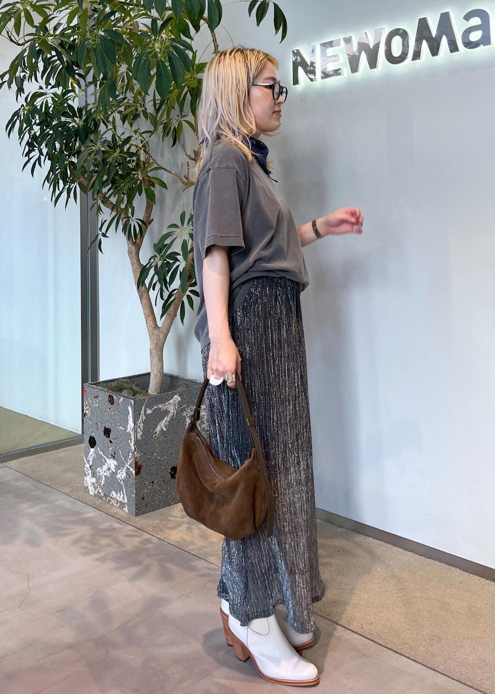 ブラウン系のショルダーバッグ、シルバー系のスカート、グレー系のTシャツ/カットソーを着用したレディースの夏コーディネートの2枚目の写真