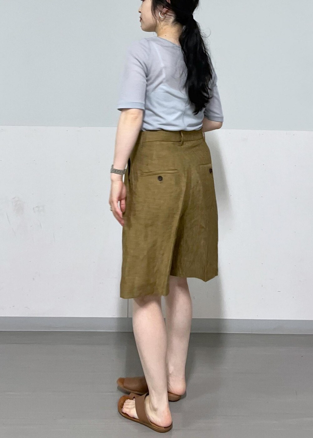 ベージュ系のその他パンツ、ブラック系のキャミソール、グレー系のTシャツ/カットソーを着用したレディースの春コーディネートの5枚目の写真